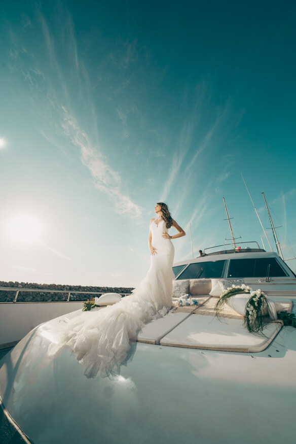 Sposa in piedi sulla prua della barca