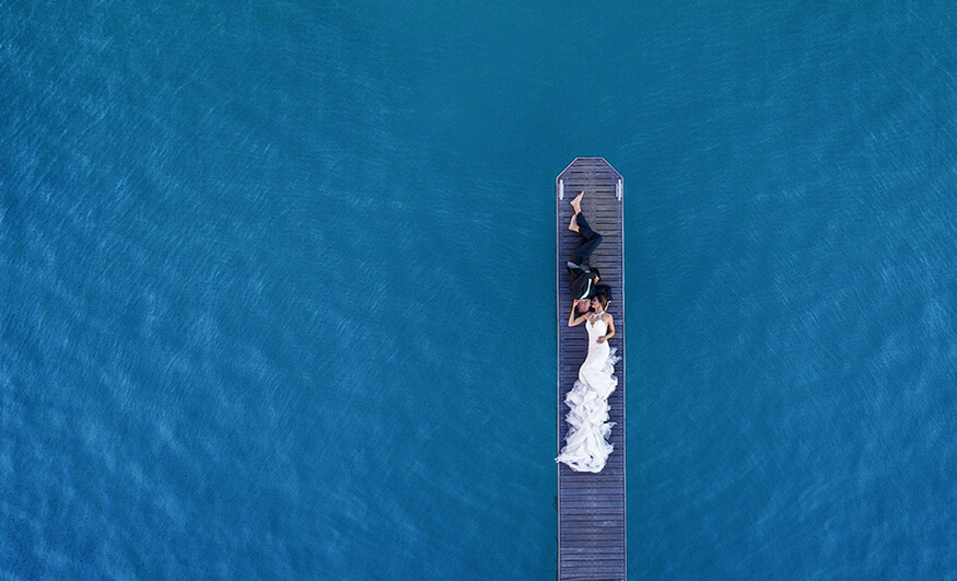 Foto drone sposi sul molo