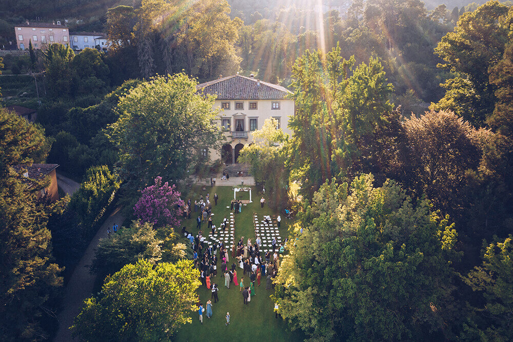 vista dall'alto su villa bernardini durante un ricevimento di matrimonio in giardino