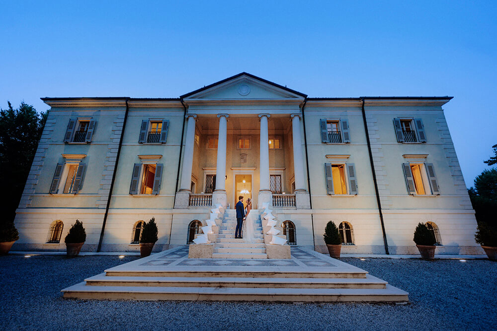 coppia di sposi lungo la scalinata di villa di bagno