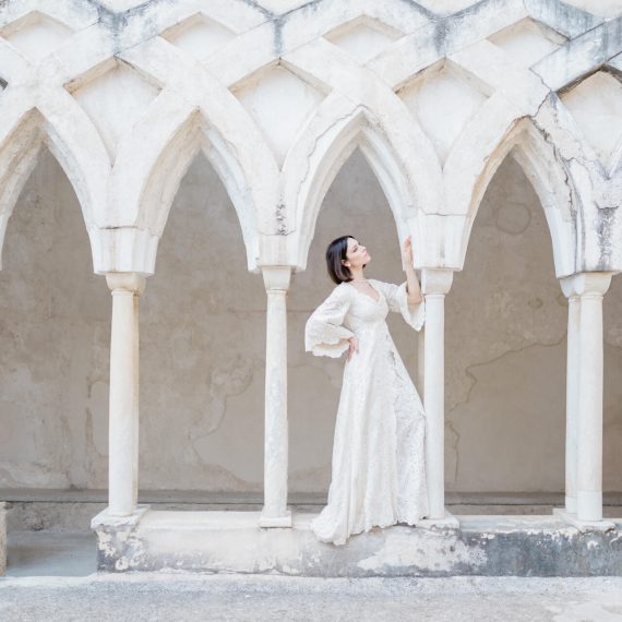 Sposa sotto loggiato ad Amalfi