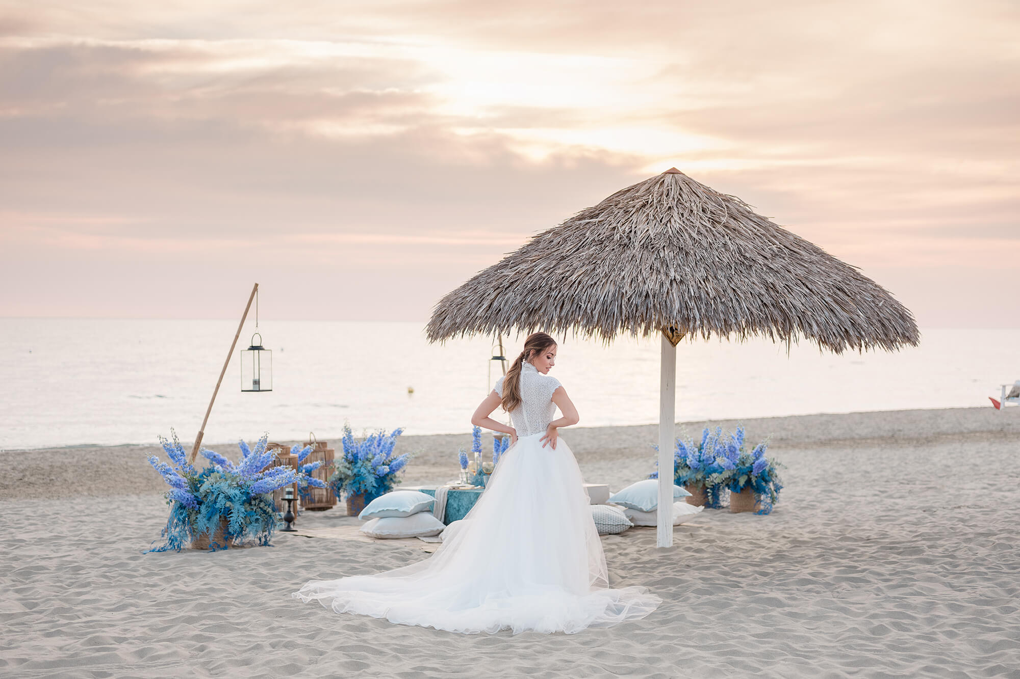 Foto sposa in riva al mare di forte dei marmi al tramonto