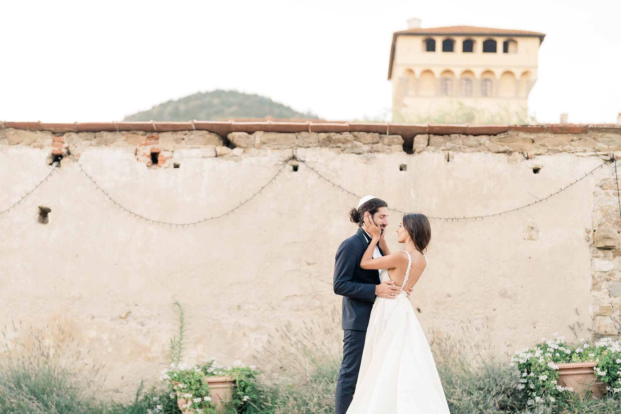 Sposi di fronte a villa di Maiano Firenze