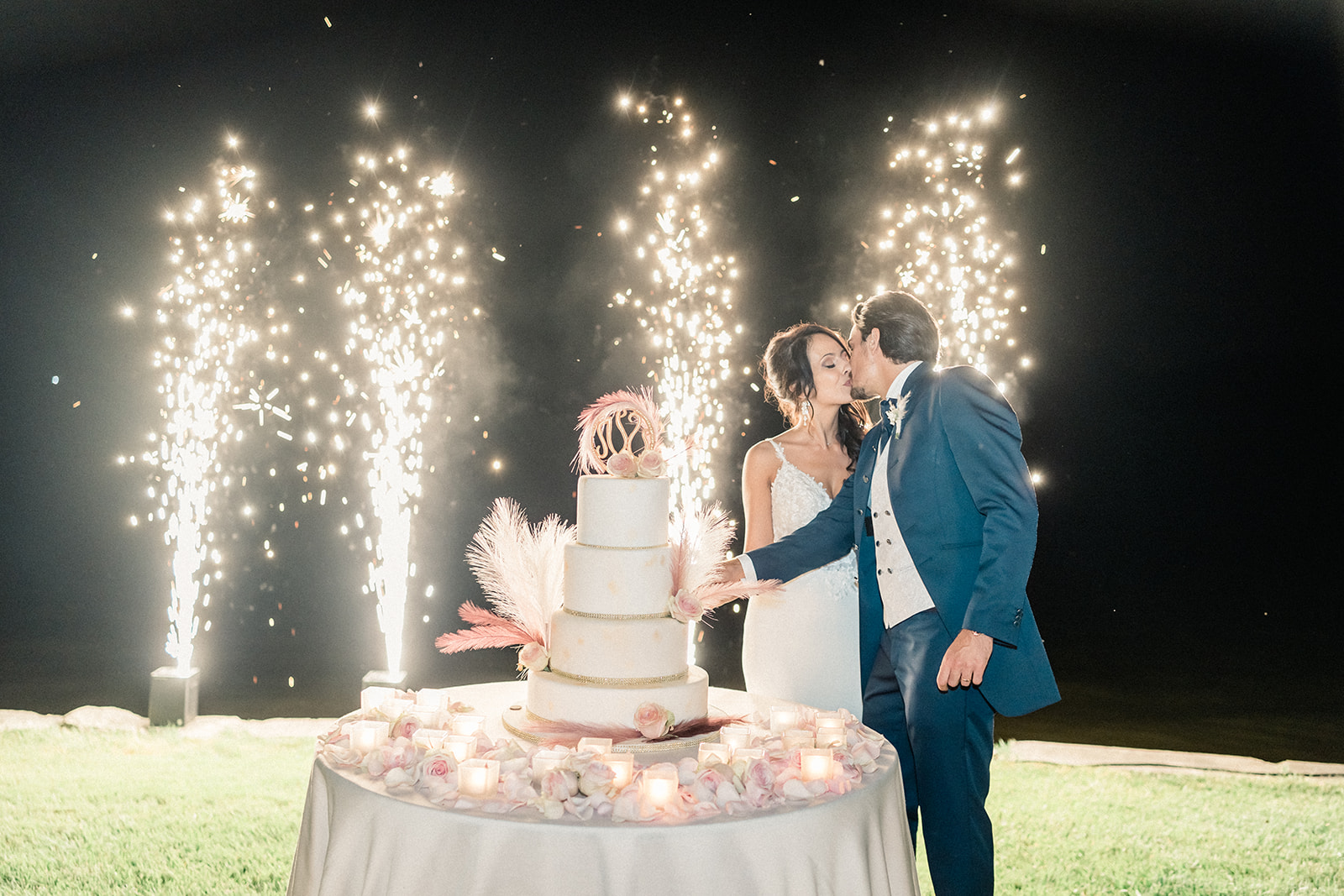 Taglio della torta con sparkle lights di notte