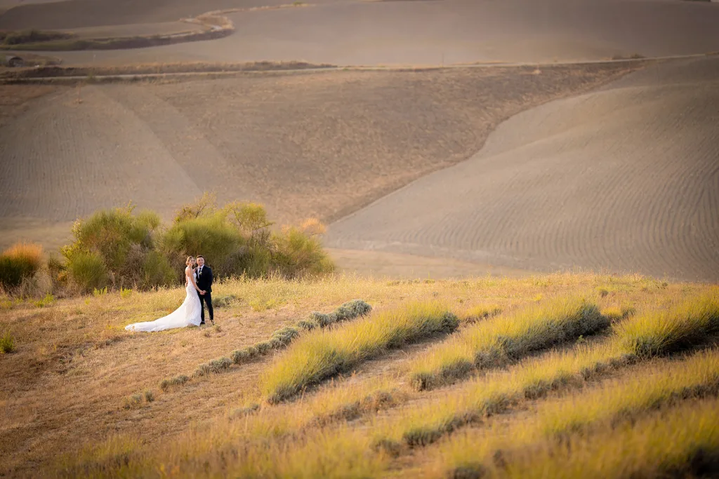 couple in tuscany landscape
